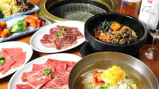 石焼ビビンバ、牛肉、鶏肉、クッパなどが並んでいる画像
