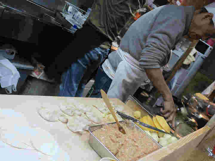「餃子荘ムロ」の餃子を包む様子の画像