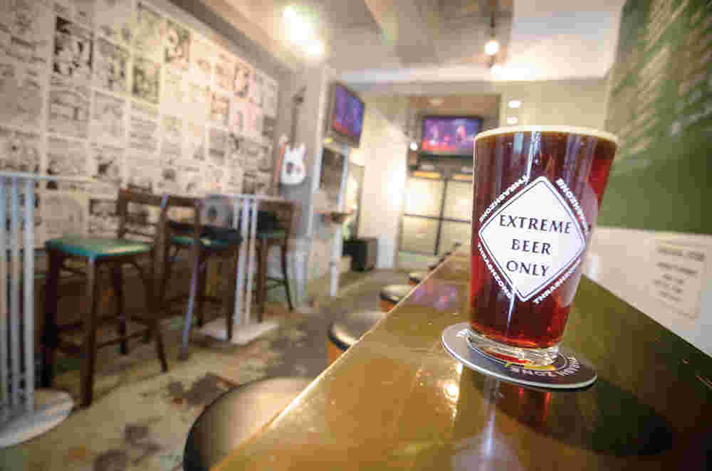 カウンター席にビールを置いてある店内です