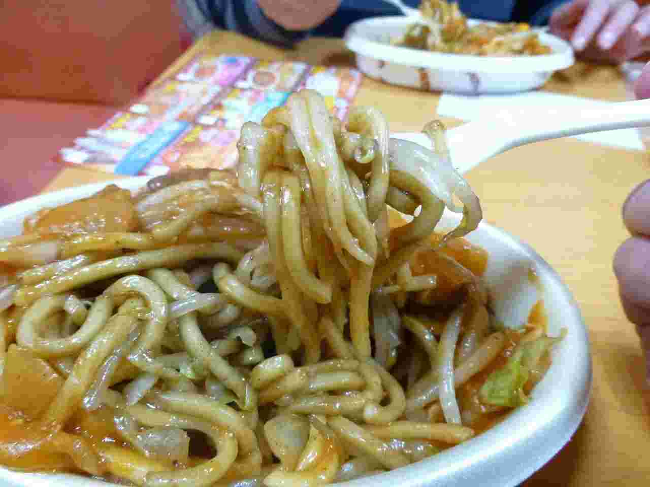 みかづきのイタリアン焼きそばを食べる姿