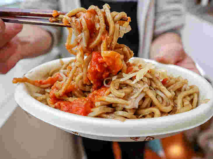 イタリアン焼きそばを食べるところ