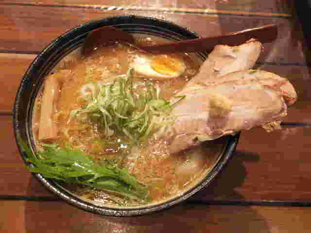 水菜の彩りが食欲をそそる「らーめん 木蓮」