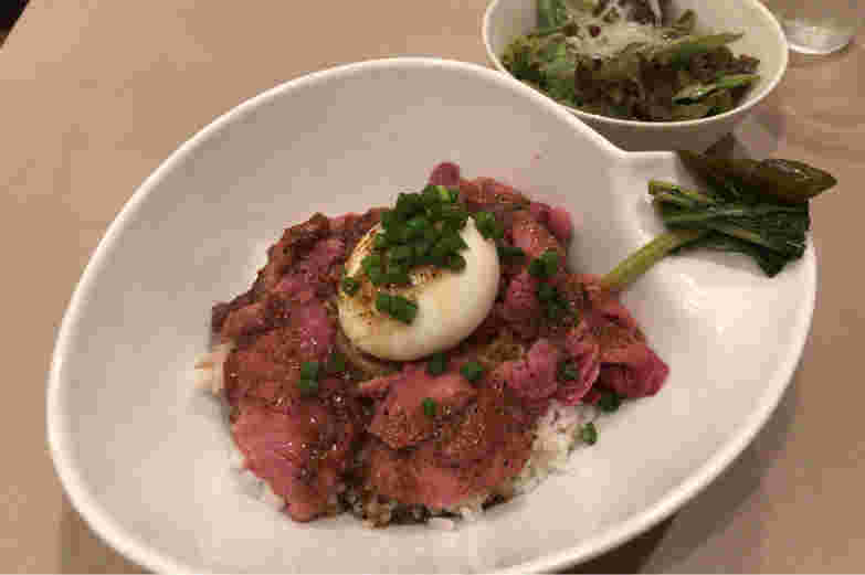 迫力のあるローストビーフ丼