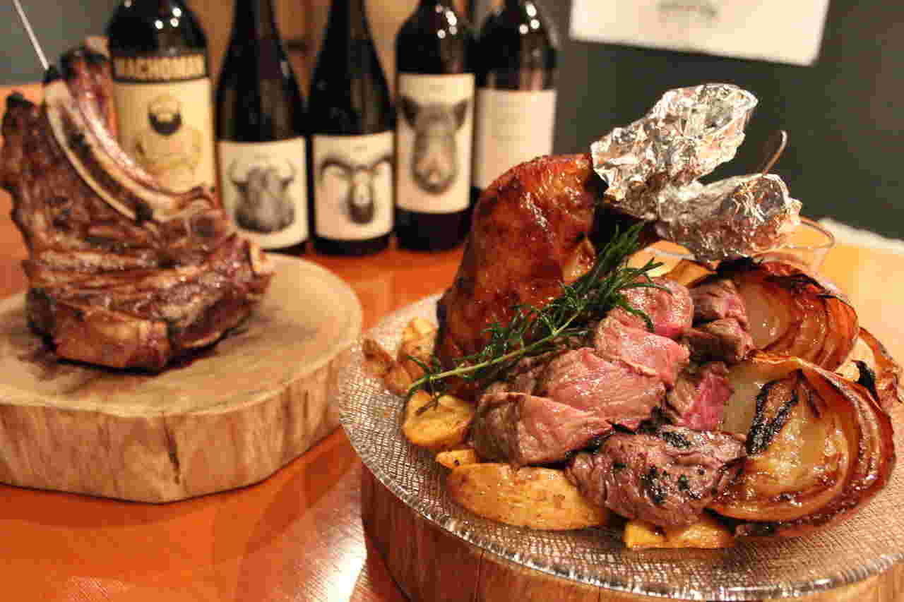 豪快な肉料理の盛り合わせ