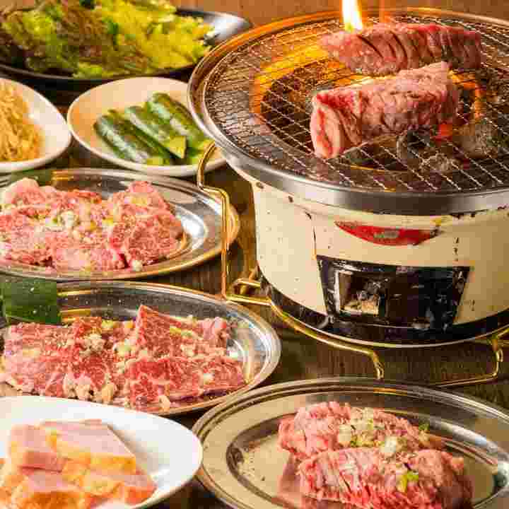 七輪で焼かれた肉料理の画像