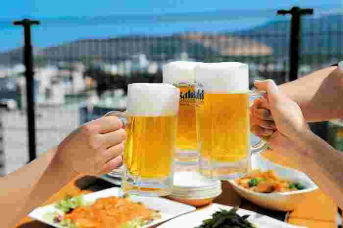 ビールで乾杯をしている場面