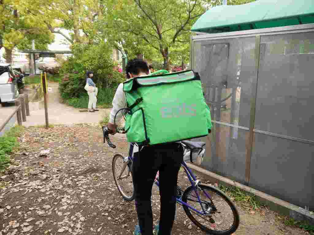 街角の配達員