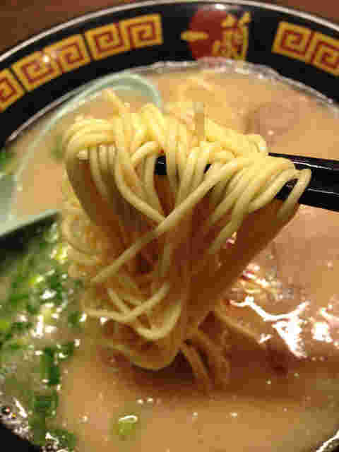 とんこつスープと自家製の細いストレート麺