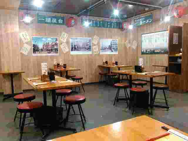 一蘭屋台の開放的な店内
