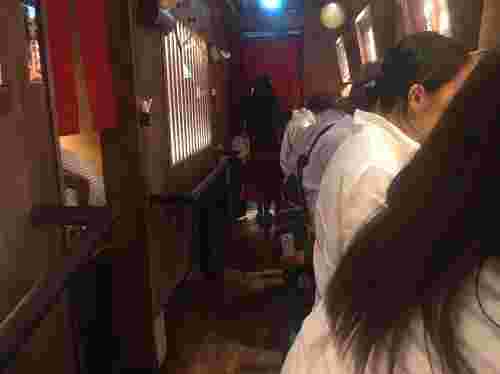 混雑する店内