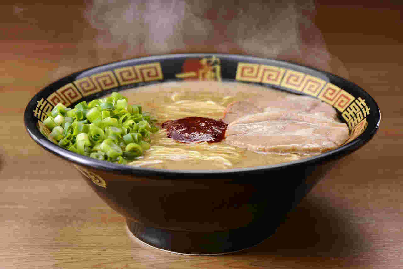 湯気の立つ一蘭のとんこつラーメン