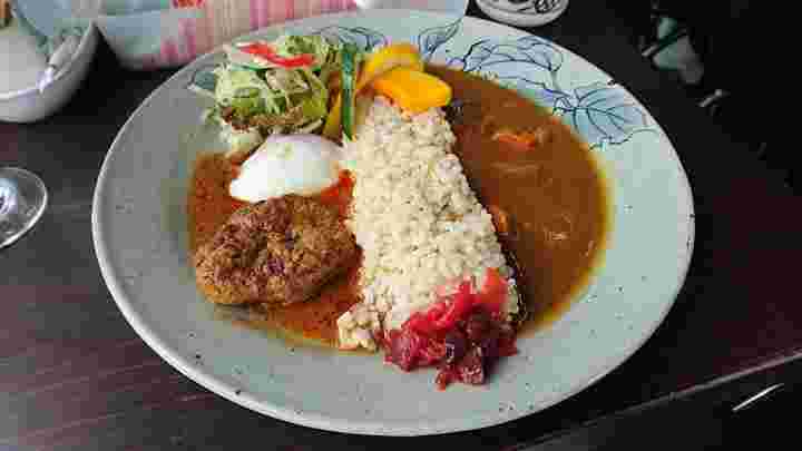 2つの味が楽しめるこくわ屋の「半々カレー」