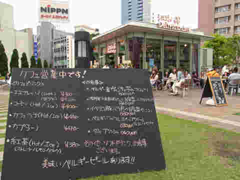 お昼のテラス席でビールを愉しむ人たち