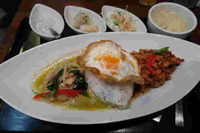タイ料理プレートの画像