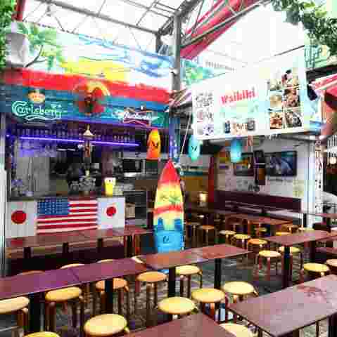 ワイキキビーチの海の家のようなフードコーナー
