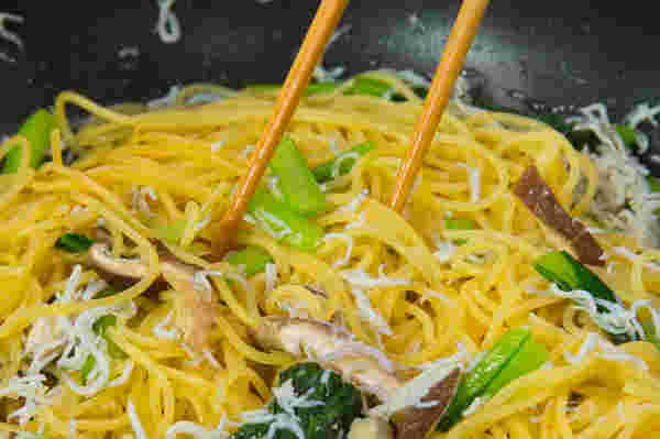 お箸でパスタを食する