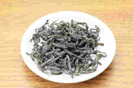 白い皿に盛られた塩昆布