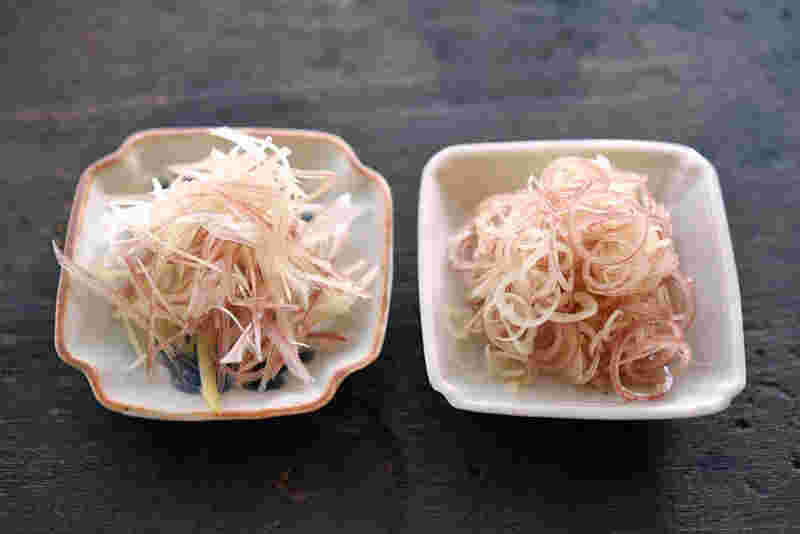 みょうがの千切りと輪切り