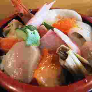 イカ、トビっこ、ホタテ、ブリ、アナゴ、アワビの乗った海鮮丼の画像