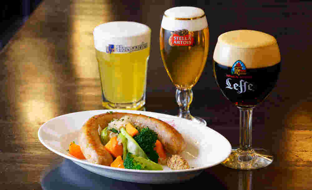 自家製のソーセージとベルギービール