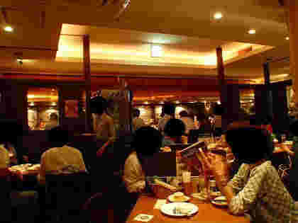 女性客も多く見られるお客でいっぱいの店内