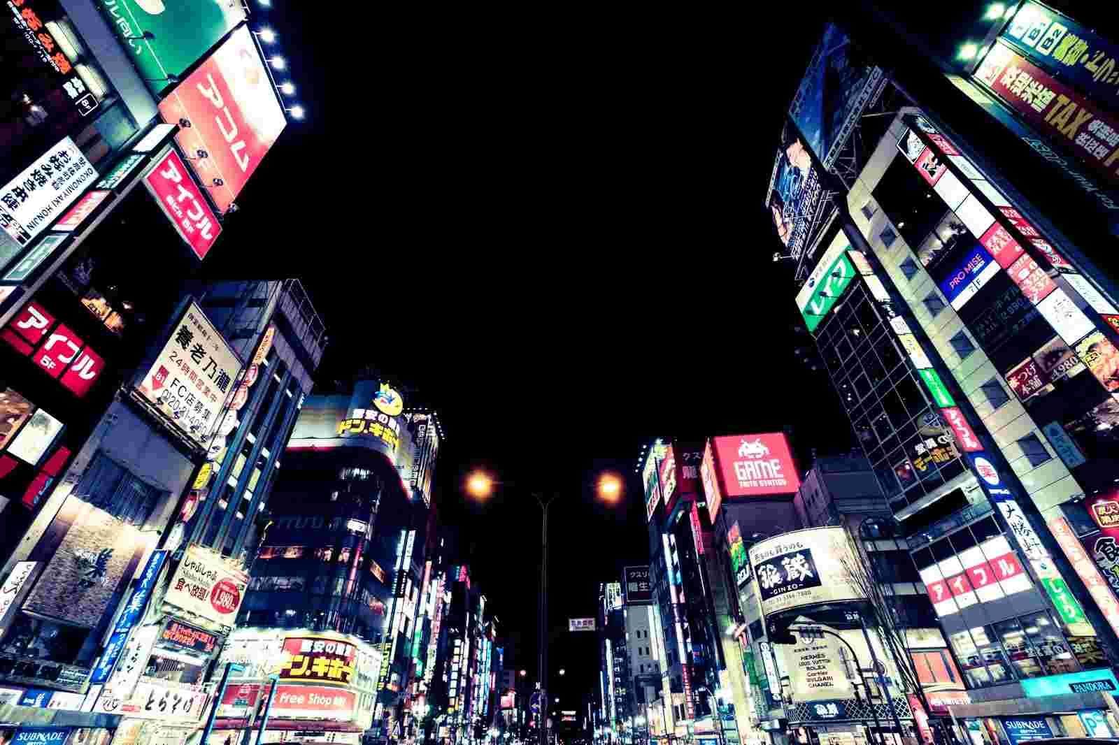 ネオンで輝く新宿のビル群