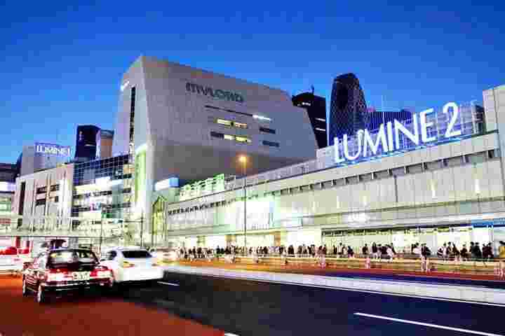 人々が行きかうルミネ2と新宿駅の前