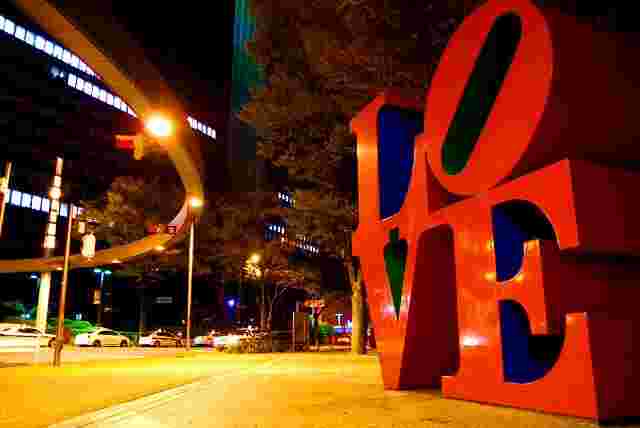 撮影スポットでもある新宿のLOVEのオブジェ
