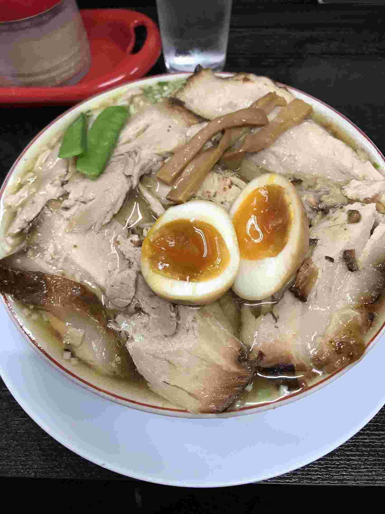 チャーシューがたっぷり乗ったラーメン