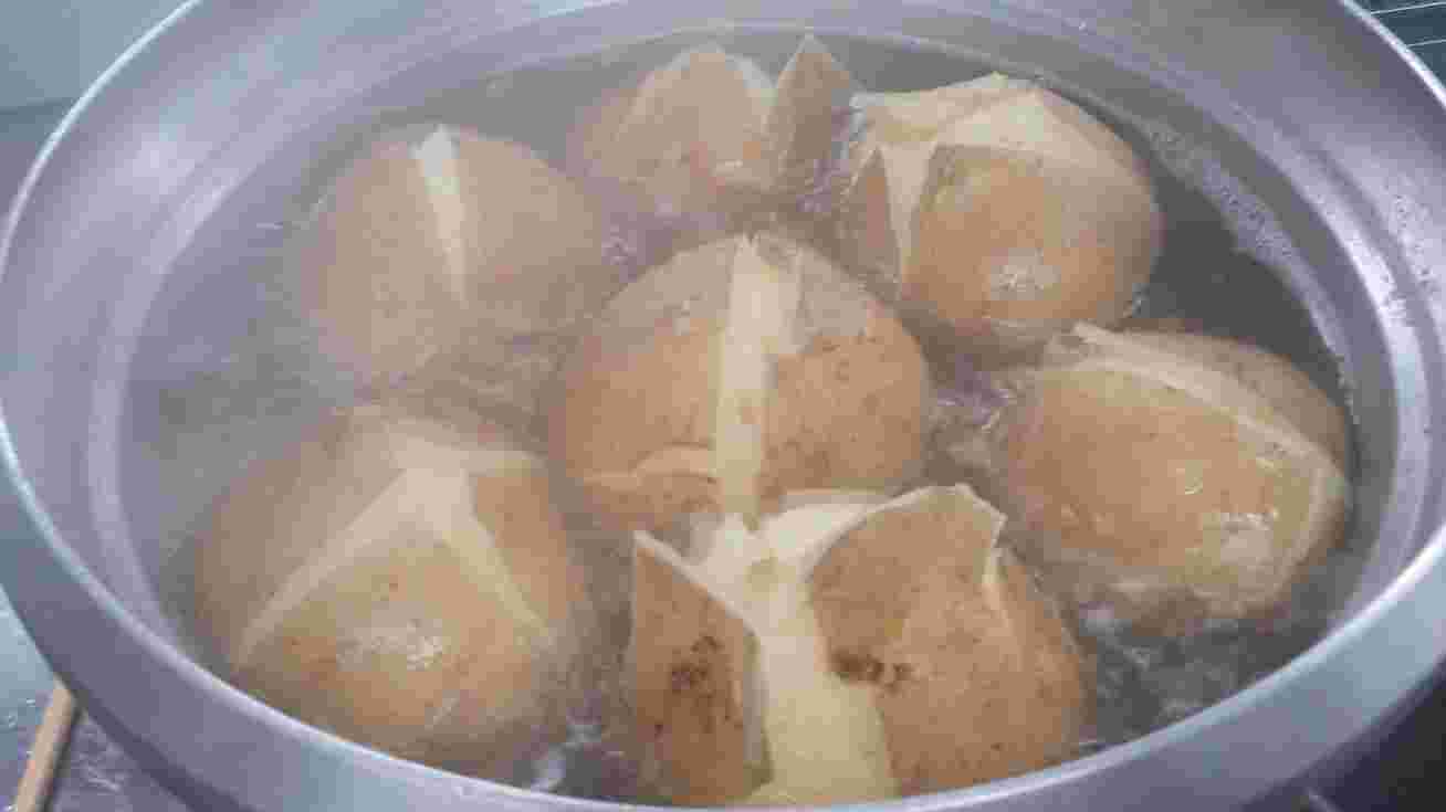 じゃがいもを茹でる