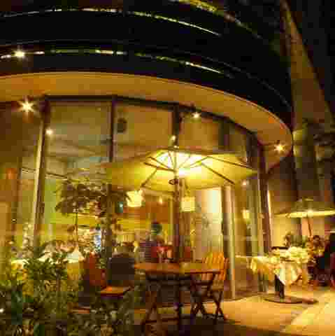 夜のカフェ