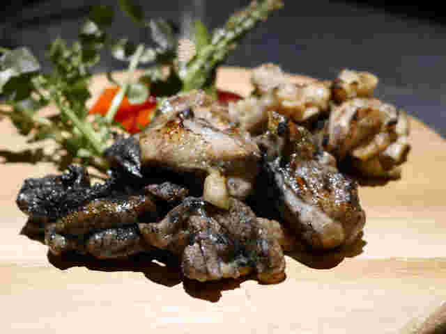 おしゃれに盛りつけられたお肉料理