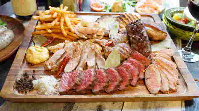 大きなプレートに盛りつけられたお肉料理