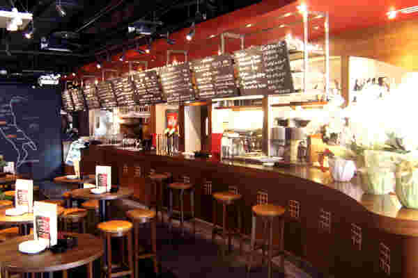 本格的なバルを再現した店内