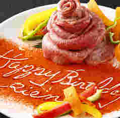 誕生日やサプライズにぴったりな肉プレートは大好評です