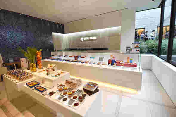 ヨックモック青山本店店内