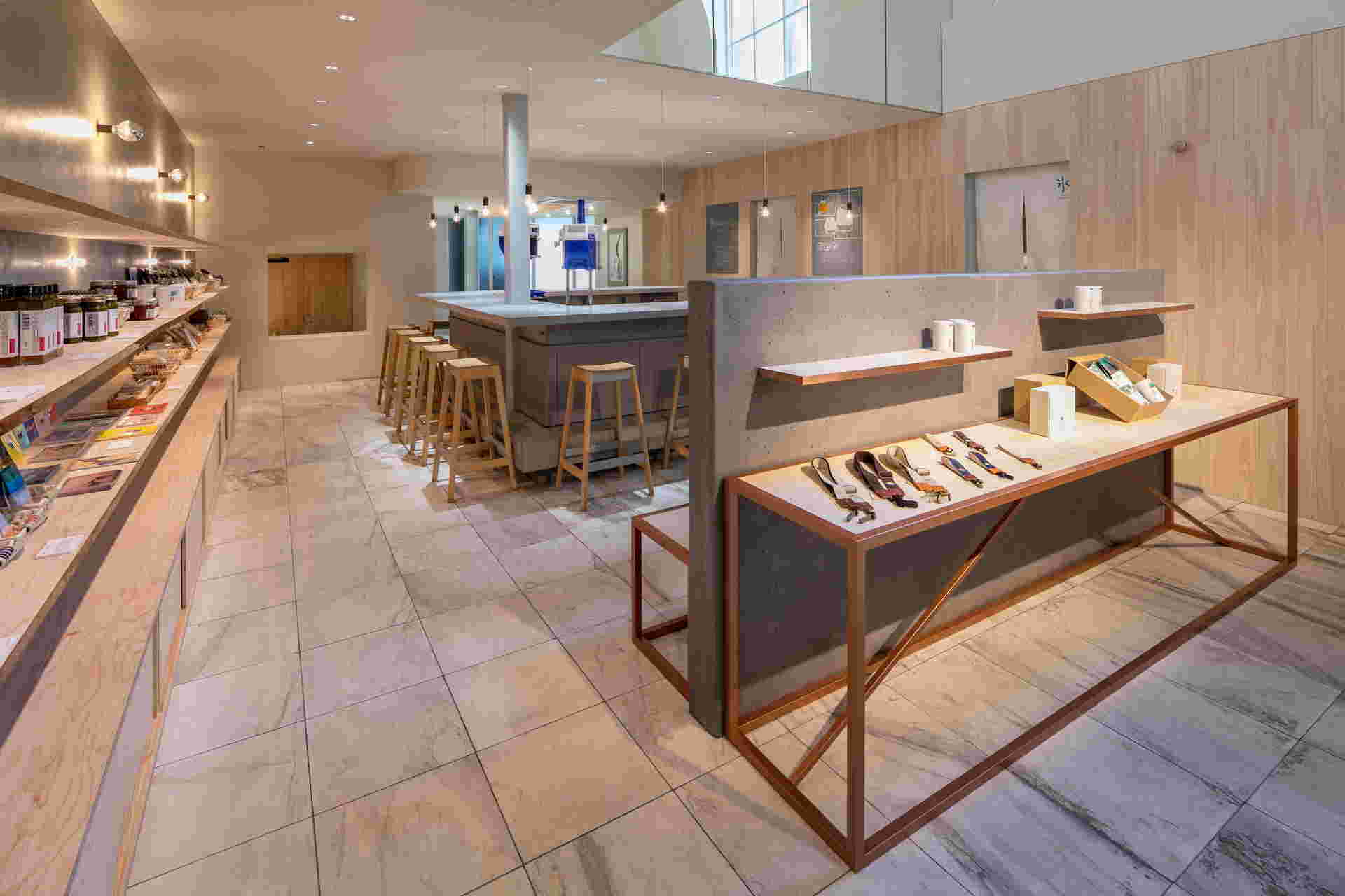 ほうせき箱の店内