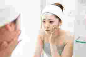 女性が肌のチェックをしている