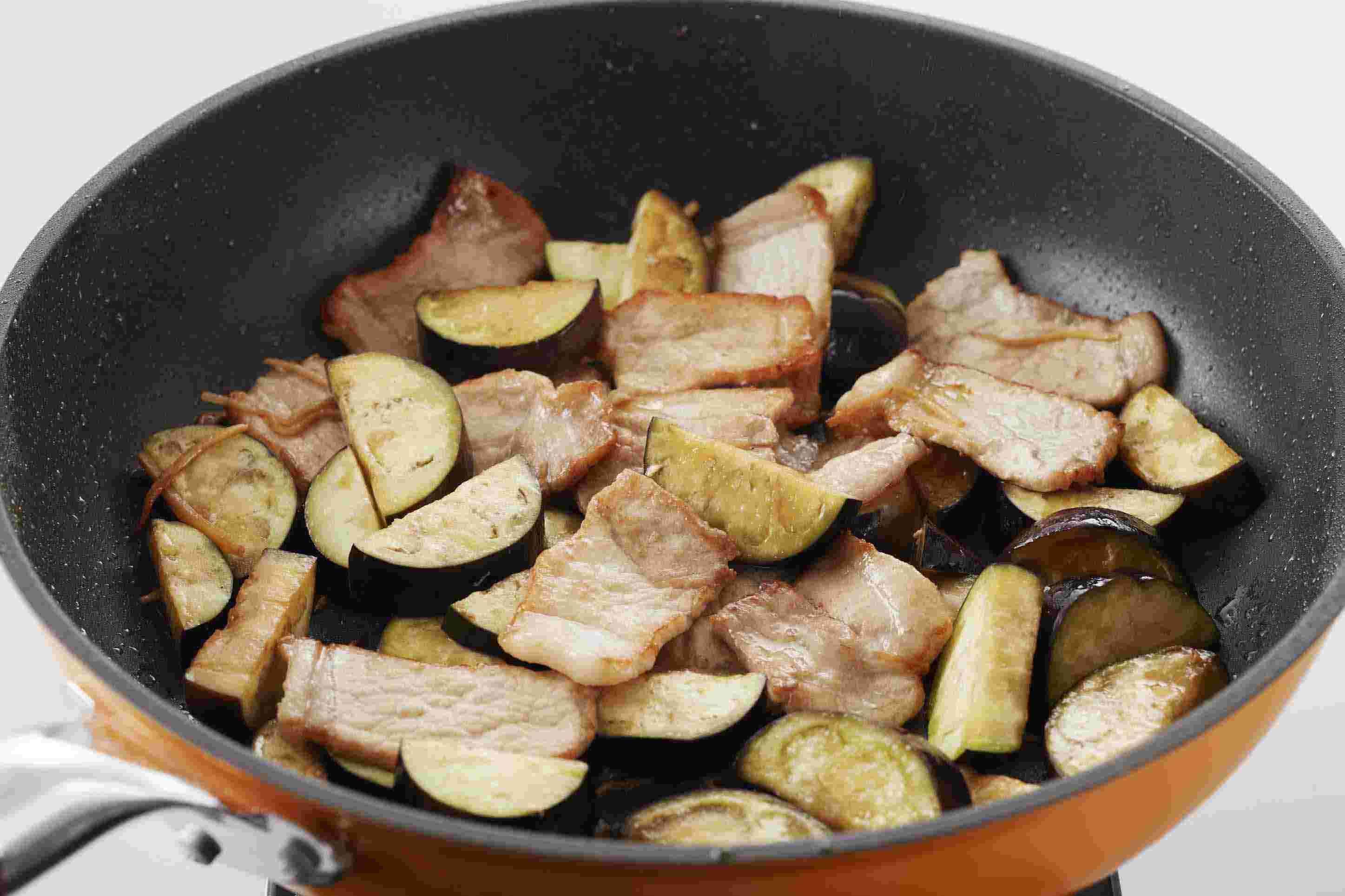 豚肉となすの炒めカレーの調理風景