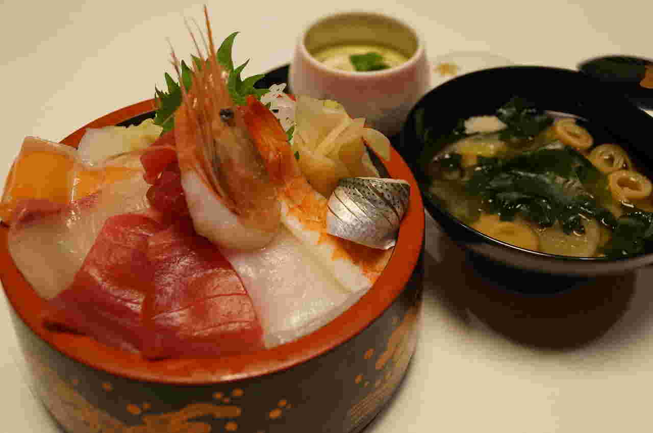 「四季亭」の人気ランチの海鮮丼