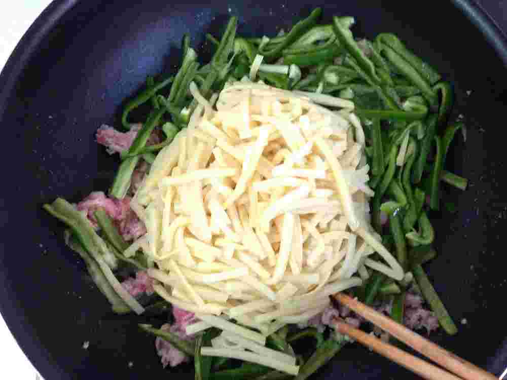 チンジャオロースを作っている図