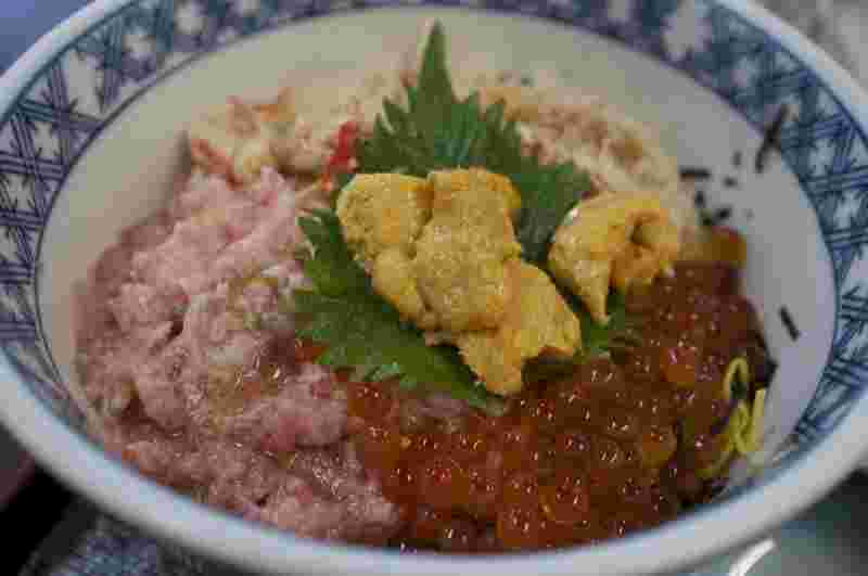 海の幸四種丼(2,484円)もある
