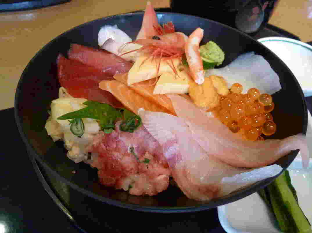 12種類の魚介類の海鮮丼