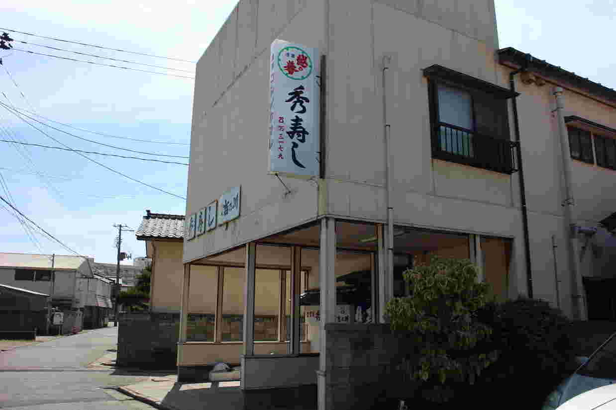 店名が書かれた看板が目印