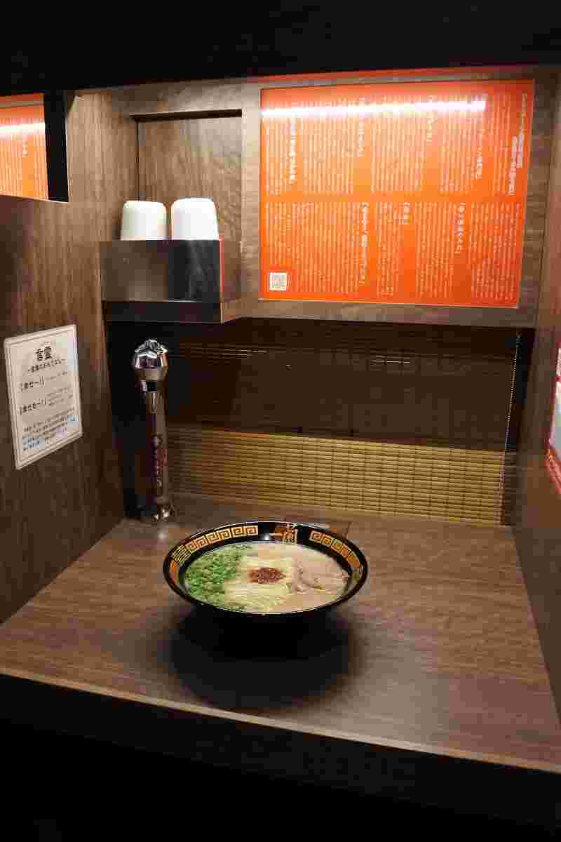 味集中カウンターに置かれたラーメン
