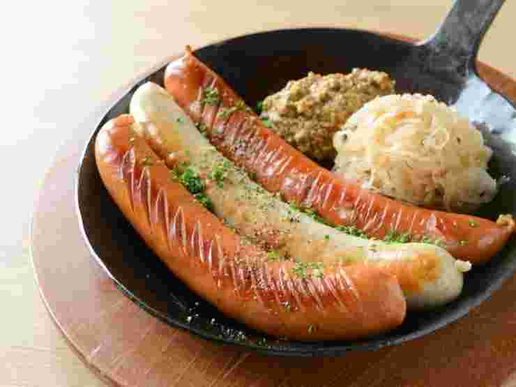 スキレットに並んだソーセージ