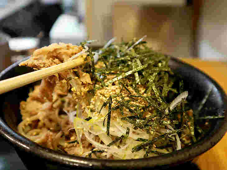 なぜ蕎麦にラー油を入れるのか。の弾力のある麺