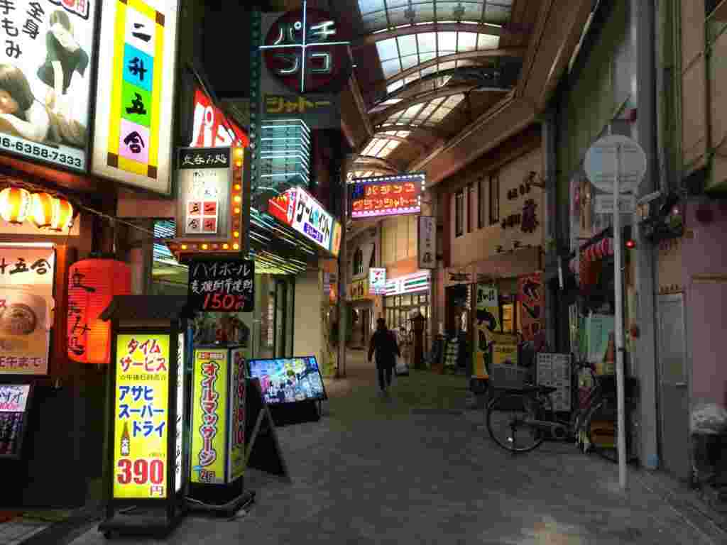 大阪の京橋の商店街