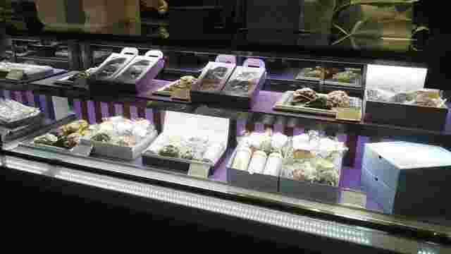 カフェオウザン新宿店のショーケース