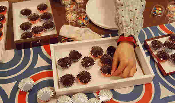 チョコを手作りする子供